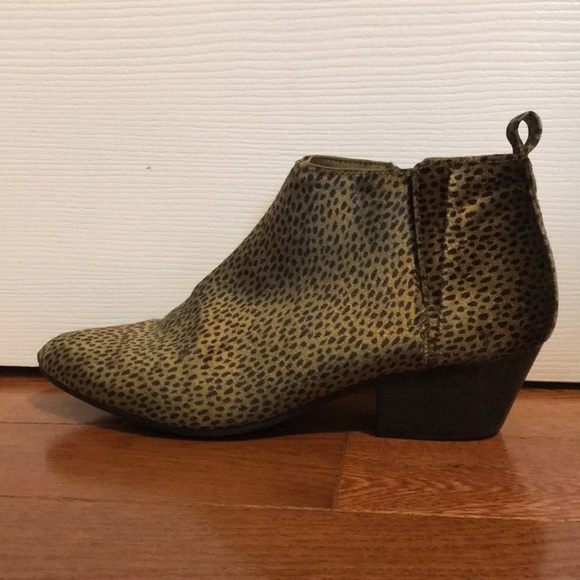 Women’s Heeled Ankle Boot - Picture 4 of 5